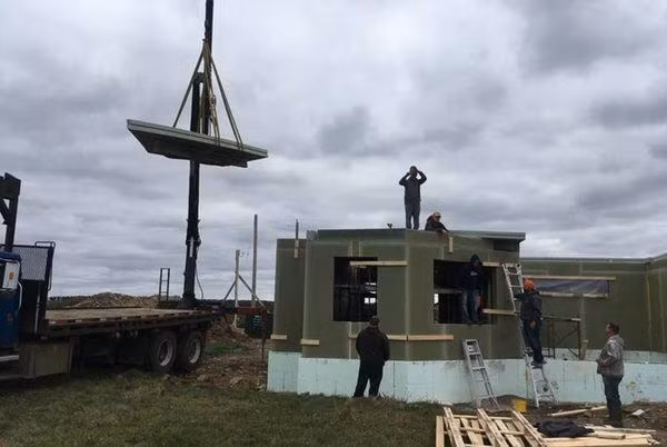 Ngôi nhà tiến hành lắp ghép khá đơn giản.