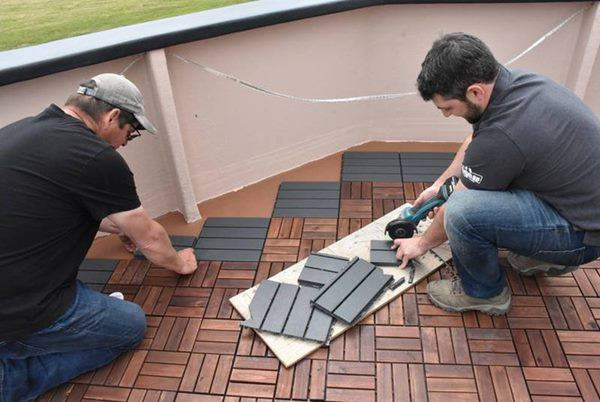 Bọt xốp PET được tái chế 100% từ Công ty Armacell sau đó được xử lý để tạo ra các tấm ván tường phù hợp,” ông David Saulnier, đồng sáng lập JD Composites cho biết.