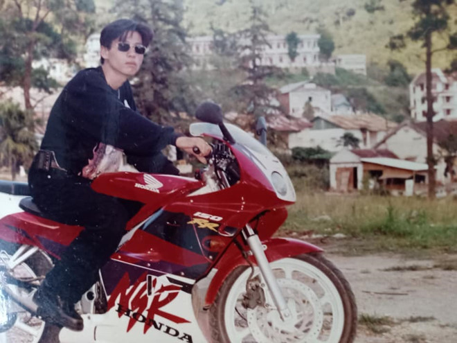 Theo lời kể, những năm 90 chưa có smartphone nên outfit được người trẻ ưa chuộng thường là máy nhắn tin đeo bên hông, kính Ray-Ban "chất lừ".