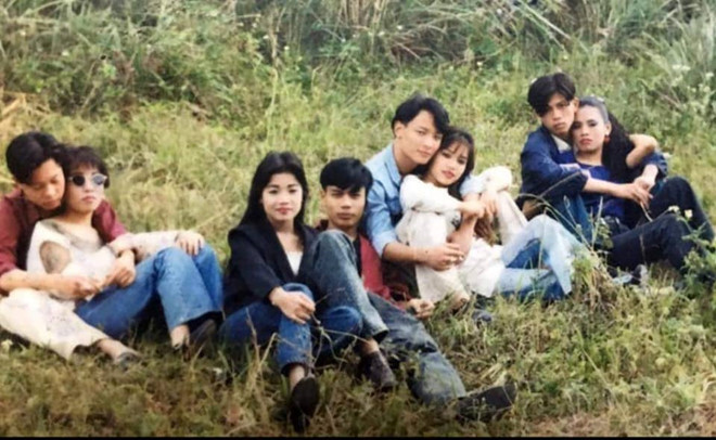 "Đây là những bức ảnh của bố và cô chú mình lưu giữ lại. Bố mình bảo hồi đó dân chơi là cứ phải 'đầu bồng chất nghệ', đi xe Honda NSR, Honda Rebel, Yamaha", Triều Anh nói với Zing.vn. Có cha và cô chú đều là "rich kid ngày đó", nữ sinh Hà Nội thường xuyên được nghe nhiều câu chuyện thú vị khiến cô bất ngờ.