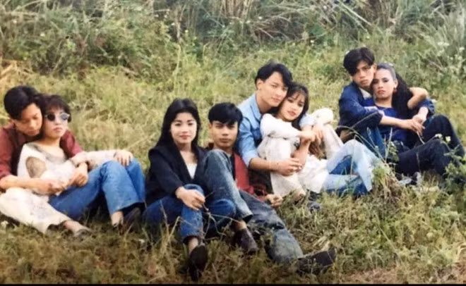 "Đây là những bức ảnh của bố và cô chú mình lưu giữ lại. Bố mình bảo hồi đó dân chơi là cứ phải 'đầu bồng chất nghệ', đi xe Honda NSR, Honda Rebel, Yamaha", Triều Anh nói với Zing.vn. Có cha và cô chú đều là "rich kid ngày đó", nữ sinh Hà Nội thường xuyên được nghe nhiều câu chuyện thú vị khiến cô bất ngờ.