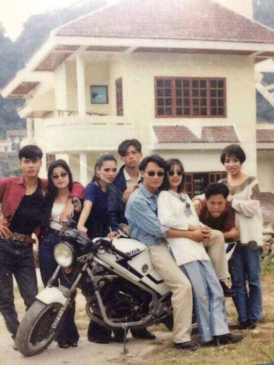 Cách đây hơn 20 năm, các đôi trẻ yêu nhau thường rủ nhau đi phượt xa theo nhóm. Điểm đến thường là những nơi có phong cảnh đẹp như Tam Đảo, Ao Vua... Ở nội thành, buổi tối, nam thanh nữ tú có thói quen cùng xuống phố, đi dạo quanh bờ Hồ.