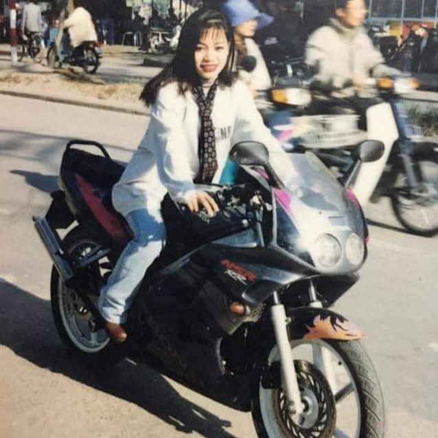 Hình ảnh cô ruột có biệt danh Trang Tây (sinh năm 1977) của Triều Anh được nhiều người nhận xét là đầy khí chất. "Hồi xưa mà đã thế này rồi, ngầu quá luôn", "Chất thật sự", "Thời này thì chắc chắn là hot girl"... là những bình luận của dân mạng dưới bức hình.