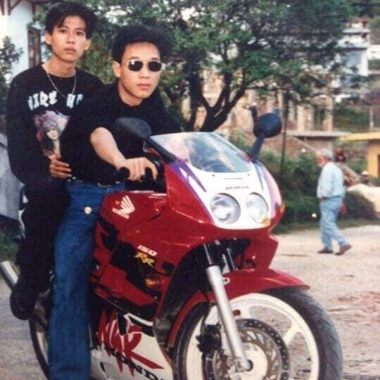 Phong cách tóc bồng bềnh "theo trend" các tài tử Hong Kong như Châu Nhuận Phát, Mã Đức Chung, La Gia Lượng, Trương Trí Lâm... được những thanh niên 7X yêu thích.