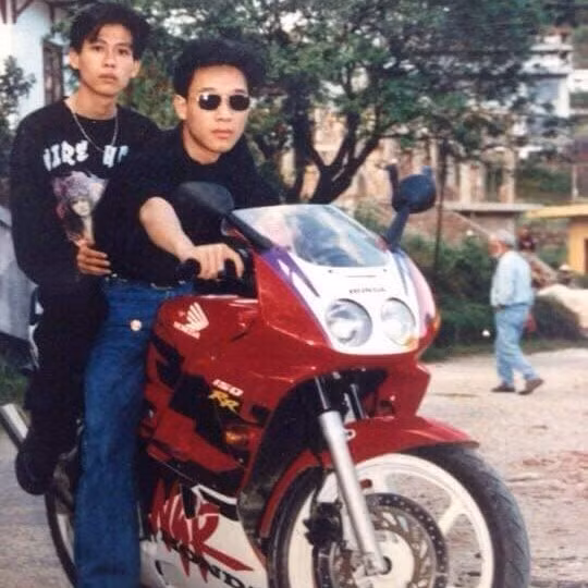 Phong cách tóc bồng bềnh "theo trend" các tài tử Hong Kong như Châu Nhuận Phát, Mã Đức Chung, La Gia Lượng, Trương Trí Lâm... được những thanh niên 7X yêu thích.