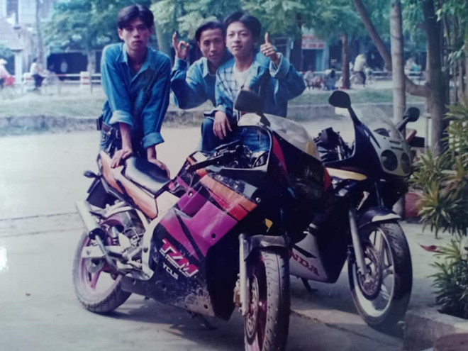 "Khoảng năm 1998-2000, ông anh chơi cùng đi con Yamaha Tzm 150. Khoảng 2002-2003, ông ấy đổi sang Suzuki FXR 150. Đến giờ nhìn ảnh hay thấy ai sưu tầm mấy xe này là trong đầu vẫn hiện lên hình ảnh lão ấy ôm cua, tay ghì ghi đông, đằng sau là em gái tóc bay phất phới, trên lưng là ống đựng giấy vẽ đầy lãng tử", tài khoản Hải Nam nhớ lại.