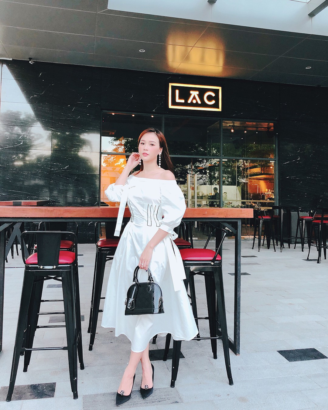 3. Váy trễ vai Giống như bao chị em khác, Sam cũng chẳng thể làm ngơ trước mẫu váy hot bậc nhất mỗi độ hè về mang tên: váy trễ vai. Item này giúp cô khoe trọn bờ vai nuột nà, toát lên vẻ sexy mà vẫn tinh tế, ngọt ngào. Một điểm cộng nữa dành cho váy trễ vai, đó chính là khả năng giấu dáng khéo nên dù bụng hơi đẫy đà, bắp tay to hay vòng 1 quá nảy nở, bạn vẫn diện cực "nuột" mẫu váy này.