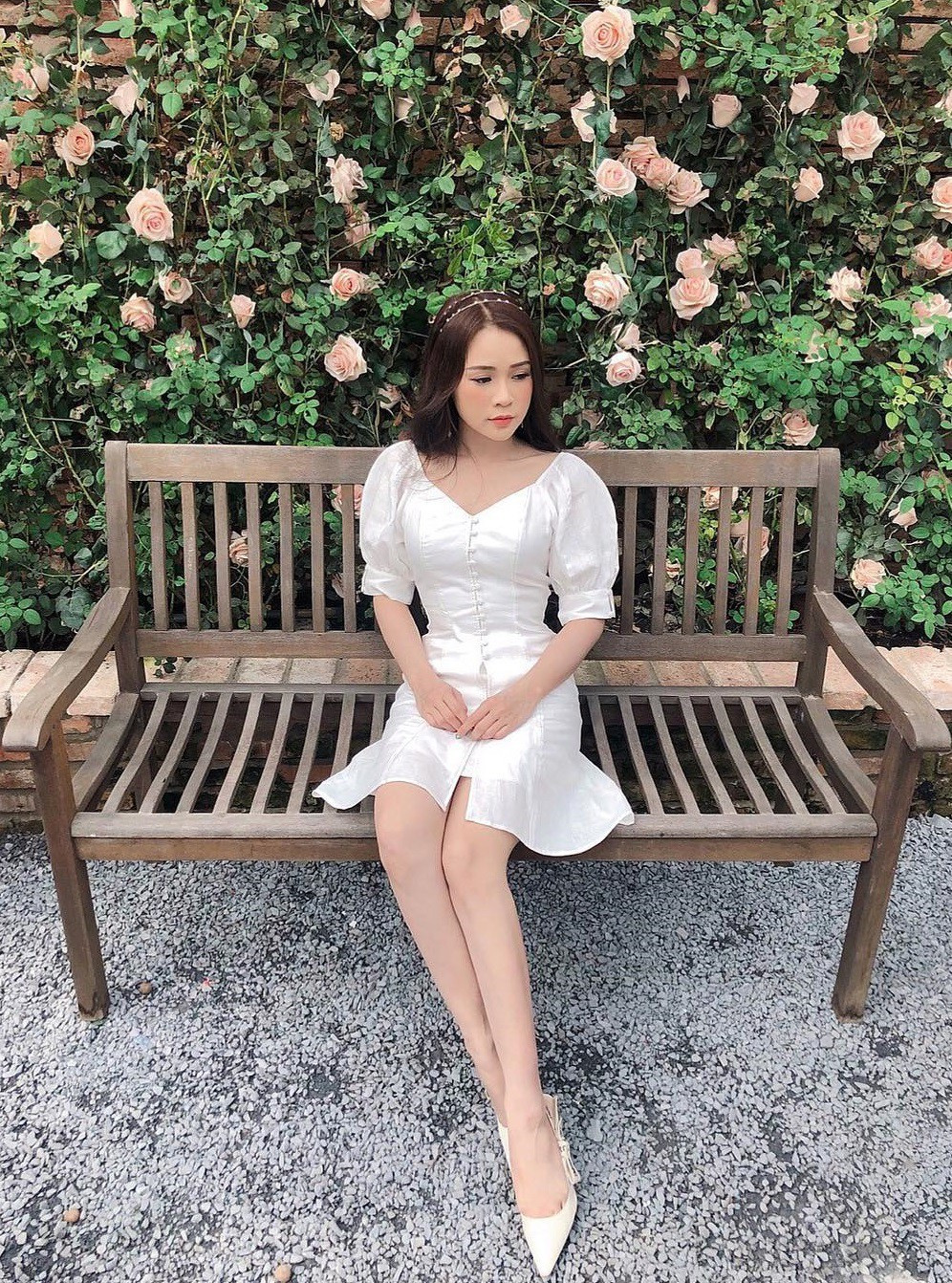 2. Váy tay bồng tiểu thư Nói về những mẫu váy có khả năng sang chảnh hóa phong cách, không thể quên nhắc tới váy tay bồng. Chi tiết nhỏ nhưng đắt giá này sẽ tăng thêm phần yêu kiều, nổi bật cho người diện hay thú vị hơn, vẻ ngoài sẽ cực ra dáng quý cô nhà giàu, giống như Sam vậy. Trong trường hợp bạn sở hữu bắp tay to, váy tay bồng sẽ là lựa chọn không thể tuyệt vời hơn vì khi xúng xính lên mình, nhược điểm vóc dáng của bạn sẽ được che giấu không một vết tích.