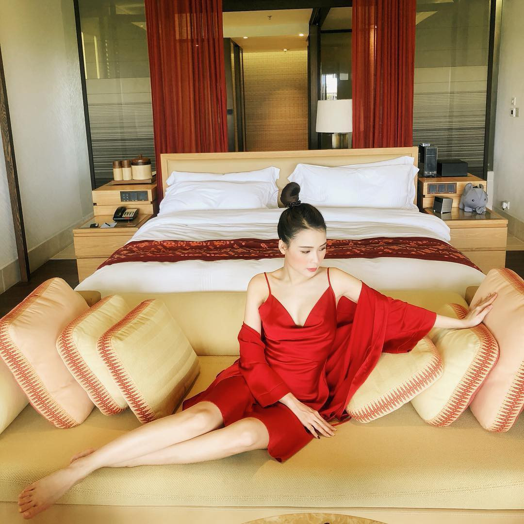 1. Váy hai dây cổ đổ Bạn có thể yên tâm học hỏi Sam, sắm ngay cho mình một chiếc váy hai dây cổ đổ bởi ngay tại thời điểm này, độ hot của mẫu váy vẫn chưa hề thuyên giảm. Váy hai dây cổ đổ sexy, mát mẻ và không quá kén dáng, bạn "đậm người" một chút cũng dễ dàng mặc đẹp nhờ độ suông vừa phải của mẫu váy. Tuy nhiên, điểm sáng lớn nhất của váy hai dây cổ đổ không hẳn là vẻ sexy, phóng khoáng mà chính là nét sang chảnh, đặc biệt là khi bạn chọn mẫu váy mang chất liệu vải lụa.