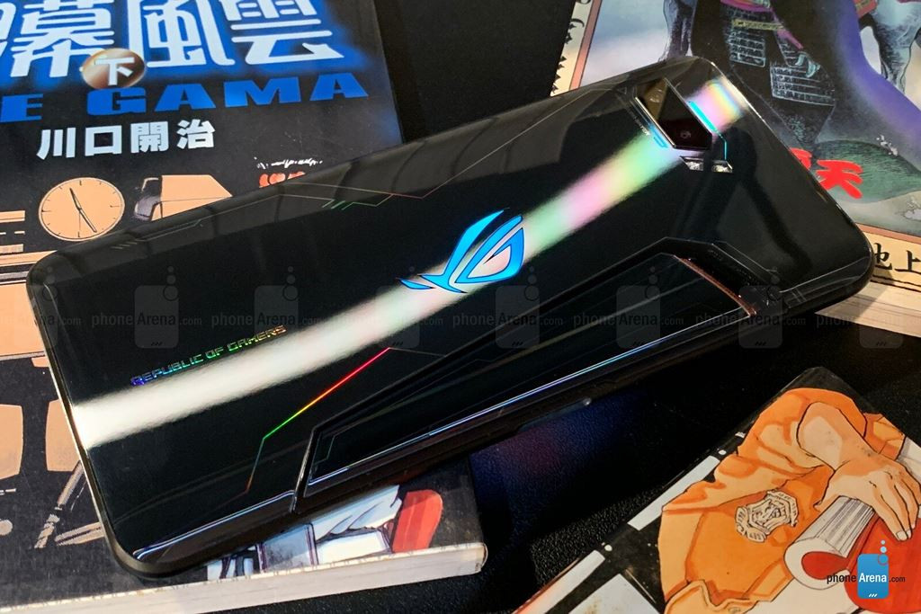 Hệ thống phụ kiện cho ROG Phone khá phong phú. Đầu tiên là quạt AeroActive Cooler 2. Sau khi kết nối qua cổng USB-Type C ở cạnh bên, chiếc quạt bên trong sẽ bắt đầu quay nhằm giảm nhiệt cho máy. AeroActive Cooler 2 cho độ ồn thấp hơn 4 lần so với thế hệ đầu tiên, trong khi đem lại hiệu quả tản nhiệt tốt hơn.