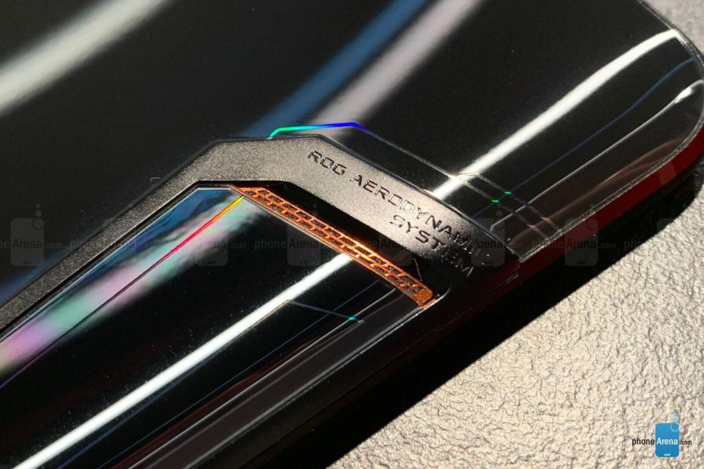 Cụ thể, ROG Phone 2 là smartphone đầu tiên trên thế giới được tích hợp bộ xử lý Snapdragon 855 Plus mới nhất của Qualcomm. So với Snapdragon 855, Snapdragon 855 Plus có lợi thế ở xung nhịp CPU (2,96 GHz so với 2,84 GHz của 855) và xung nhịp nhân đồ họa Adreno 640 (675 MHz so với 585 MHz).