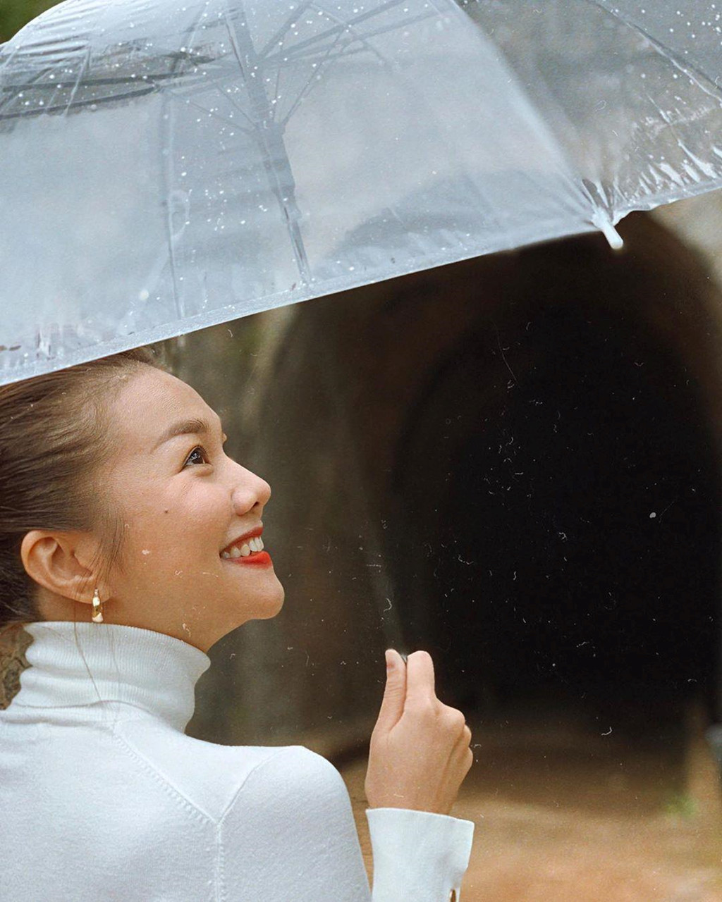 Diễn viên Mẹ chồng tiết lộ sống lạc quan giúp cô trụ vững trong nghề. Từ khi nổi tiếng, Thanh Hằng xây dựng hình ảnh sạch, hiếm hoi scandal. Người mẫu hàng đầu Việt Nam cũng ít khi bày tỏ quan điểm trước những thị phi trong giới showbiz.