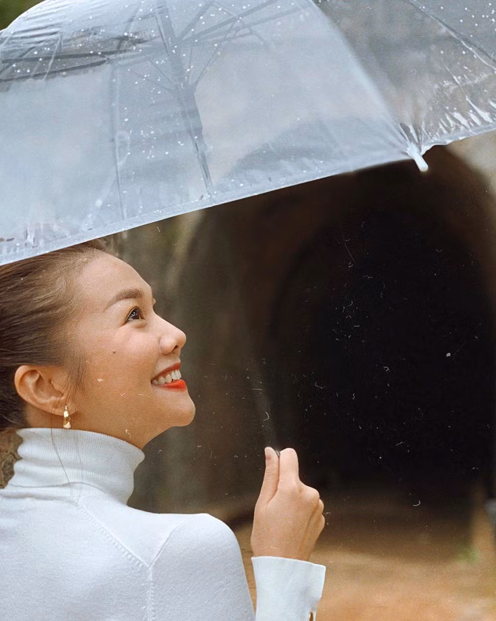 Diễn viên Mẹ chồng tiết lộ sống lạc quan giúp cô trụ vững trong nghề. Từ khi nổi tiếng, Thanh Hằng xây dựng hình ảnh sạch, hiếm hoi scandal. Người mẫu hàng đầu Việt Nam cũng ít khi bày tỏ quan điểm trước những thị phi trong giới showbiz.