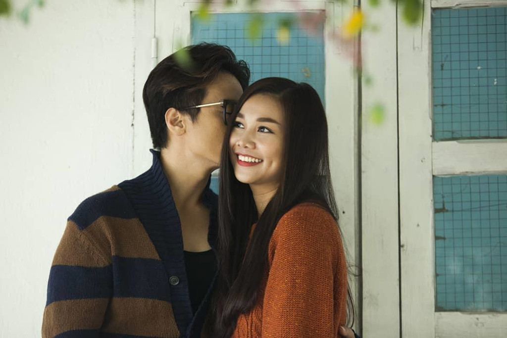 Hôm 21/6, chân dài 1,12 m đăng ảnh mặc váy cưới và chú thích lấp lửng chuyện kết hôn. Ngay lập tức, rất nhiều người đã để lại bình luận chúc mừng người mẫu. Có người đồn đoán cô cưới ca sĩ Hà Anh Tuấn nhưng Thanh Hằng im lặng.