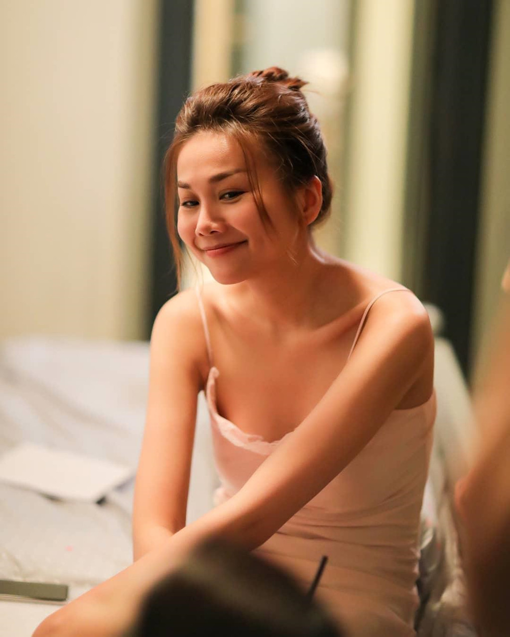 Thân hình hấp dẫn của Thanh Hằng khi diện bikini. Đây là một trong số ít lần cô khoe hình áo tắm trên trang cá nhân. Theo chia sẻ, sau những giờ làm việc căng thẳng, huấn luyện viên The Face dành thời gian tập gym, yoga để duy trì vóc dáng.