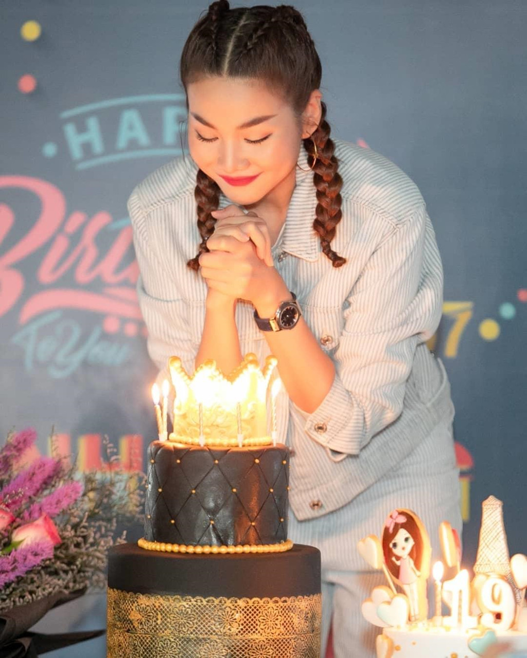 Ngày 22/7, Thanh Hằng bước sang tuổi mới với rất nhiều hoa, lời chúc mừng từ bạn bè, đồng nghiệp và người hâm mộ. Trên trang cá nhân, vedette đình đám chia sẻ về buổi offline sớm do fanclub tổ chức: "Đơn giản, ấm cúng và chân thành. Thanh xuân này ta có nhau. Sinh nhật một người nhưng nhiều người cùng vui. Hãy nhớ khoảnh khắc này khi về già. Cảm ơn các em".