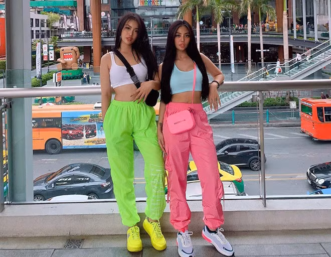 2 hot girl sexy Sai Gon bi hieu nham 'yeu nhau' vi qua than thiet