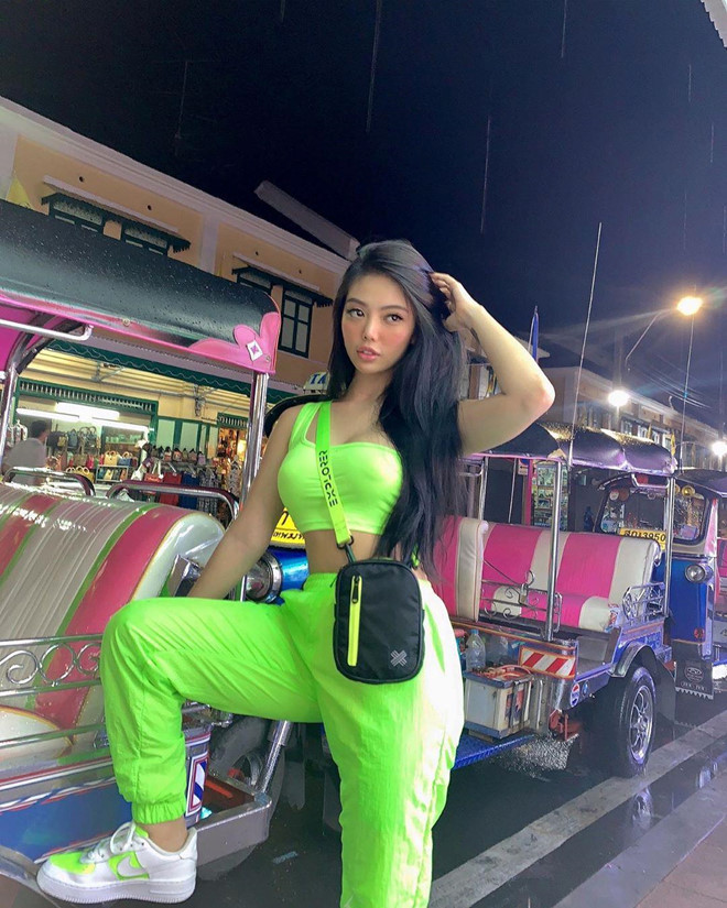 Mỹ Kim nói thêm do cả 2 đều mạnh mẽ, "tính như đàn ông" nên có gì cũng chia sẻ thẳng thắn, ít xảy ra mâu thuẫn. Cô kể: "Bọn mình bị đồn là đang yêu vì thân thiết quá, đi đâu cũng có nhau, còn bón cho nhau ăn, lau nước mắt cho nhau ở nơi đông người nữa". Tuy nhiên, 9X khẳng định "2 đứa đều thích con trai nhưng hiện tại đều ngại yêu nên vẫn độc thân".