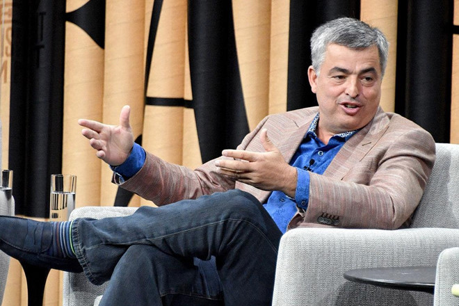 Eddy Cue, Phó chủ tịch cấp cao phụ trách phần mềm và dịch vụ Internet, vẫn đang làm việc tại Apple. Ông gia nhập công ty năm 1989, chịu trách nhiệm quản lý các kỹ sư phần mềm và nhóm hỗ trợ khách hàng. Ông cũng góp phần tạo ra App Store, iTunes và nhiều ứng dụng khác như iBooks, iMovie,... Hiện tại, Cue giám sát các dịch vụ phần mềm của Apple bao gồm Apple Music, Apple Maps, Apple Pay, iCloud, iTunes Store.