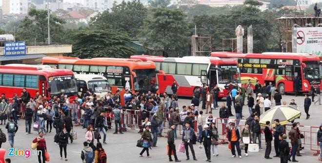 Co gai to bi sam so o ben xe My Dinh, ho hoan khong ai giup