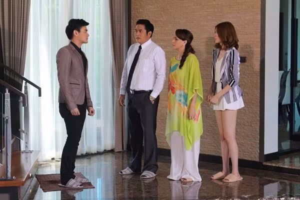 Me chong mang xa xa khi phat hien con dau len chuyen tien cho phu huynh