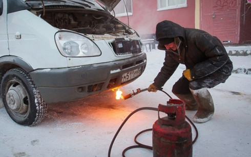 Bi kip nguoi Nga giup o to chay tot khi nhiet do tut xuong am 50 do C