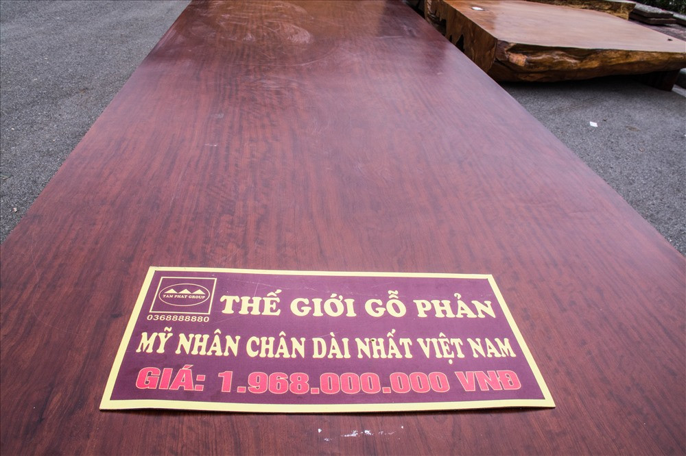“Mỹ nhân chân dài” được niêm yết tại triển lãm là 1,968 tỉ gây chú ý. Ảnh: Phan Anh
