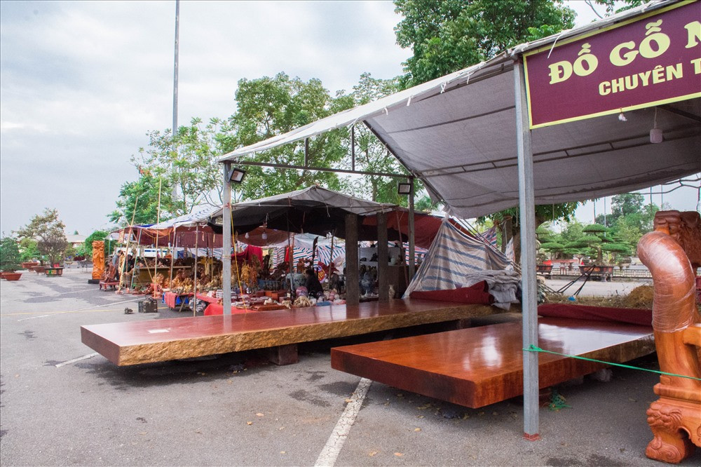 Chủ nhân tấm phản này định giá lên đến 3,2 tỉ đồng khiến nhiều người choáng váng. Được biết, tấm phản này được chế tác từ gỗ cẩm lai. Ảnh: Phan Anh