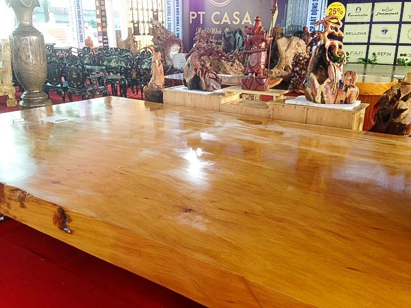 Cụ thể, chiếc phản có kích thước chiều dài 4,5m, rộng 2,5m và bề dày 22 cm. Ảnh: Vietnamnet