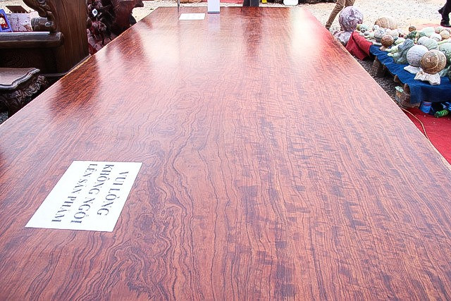 Sập gỗ cẩm nghìn năm tuổi Chiếc sập nặng hơn 4 tấn, có chiều dài hơn 5m, rộng 2,1m và dày 30cm với hoa văn nổi, mềm mại. Chủ nhân của sập gỗ này định giá lên đến 3,2 tỉ đồng. Ảnh: Vietnamnet