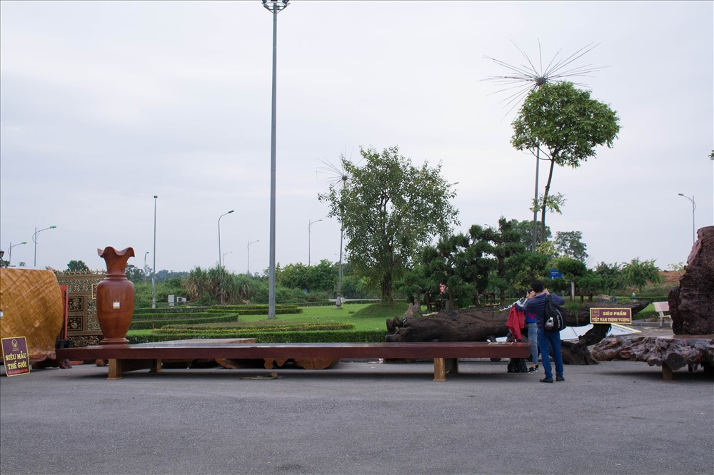 Chiều dài lên tới 9 mét của chiếc phản chỉ phù hợp với những nhà rộng. Ảnh: Phan Anh