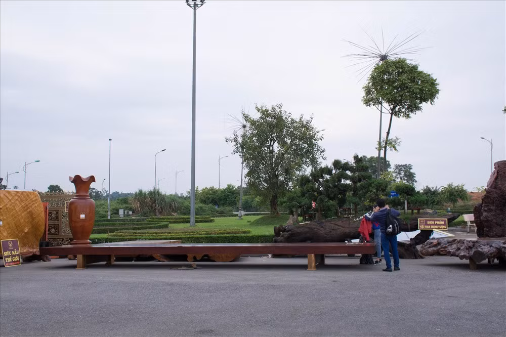 Chiều dài lên tới 9 mét của chiếc phản chỉ phù hợp với những nhà rộng. Ảnh: Phan Anh