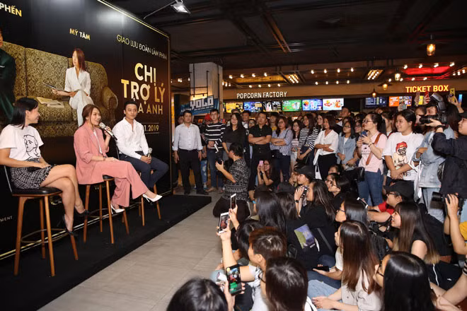 Ngoài việc trò chuyện, giao lưu cùng khán giả, Mỹ Tâm và Mai Tài Phến còn khiến người xem thích thú khi hát mộc một số bài hát trong phim.