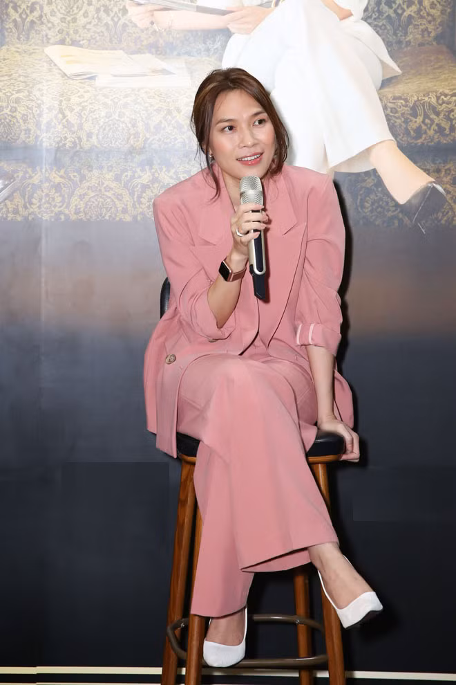 Giọng ca “Đừng hỏi em” cho biết, trong kịch bản ban đầu không hề có cảnh khoá môi ngọt ngào giữa hai nhân vật.Tuy nhiên, khi bắt đầu làm phim và nhận thấy bối cảnh, tình tiết phù hợp, cả hai đã diễn xuất một cách bản năng và Mai Tài Phến đã hôn Mỹ Tâm.