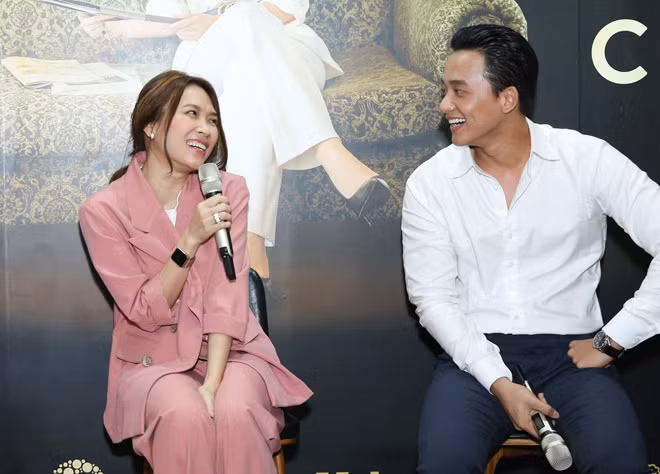 Khi được hỏi về cảm giác khoá môi trai đẹp kém tuổi, nữ ca sĩ hóm hỉnh cho biết: “Thích chứ em. Nói là hôn một lần là xong ngay, nhưng thật ra phải hôn tới hai lần, vì trước khi quay thì hai đứa cũng có thử nhẹ nhẹ”. Về phía Mai Tài Phến, anh chàng tỏ ra ngượng ngùng và cho biết: “Mọi người đừng có hỏi cảm giác của Phến, lúc đó Phến nhắm mắt nên không biết gì đâu”.