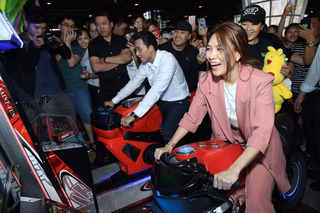 Thậm chí, cặp đôi còn gây huyên náo khu trò chơi điện tử gần rạp chiếu khi vào trong chơi trò đua xe và chơi bi lắc.