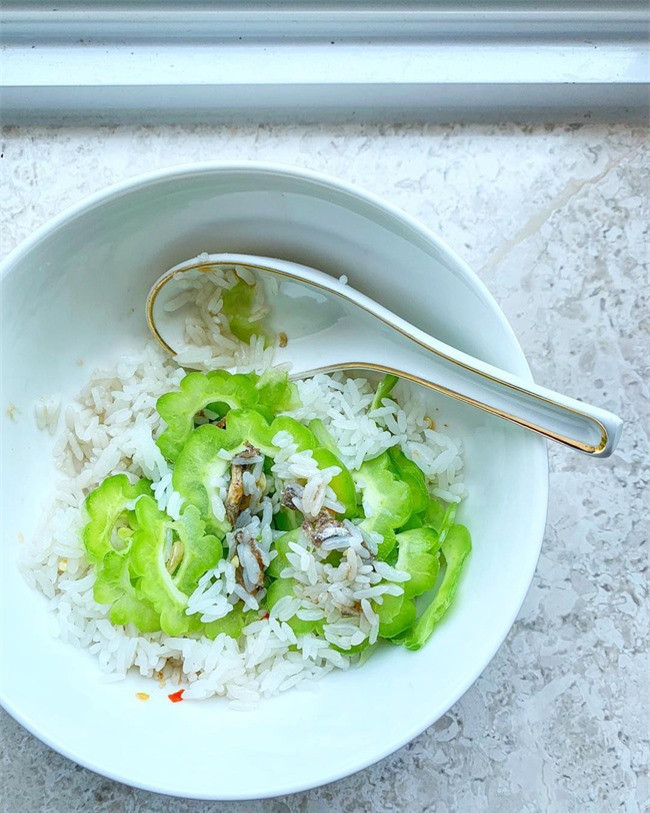 Lam dau nha sieu giau, Lan Khue van khoe mon an 