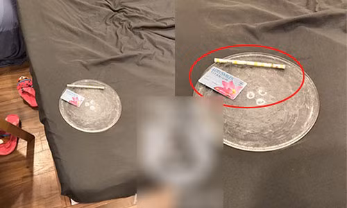 Bi mat ben trong can phong xap xinh tieng nhac luc nua dem