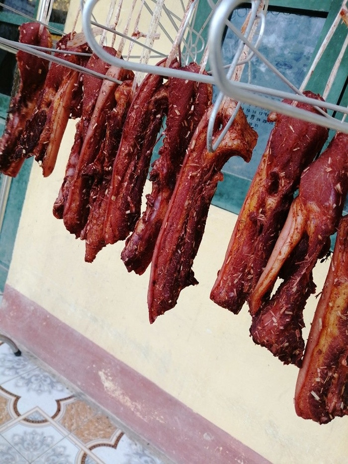 Chi em dua nhau khoe anh thit lon mot nang dac san mua he Ha Noi-Hinh-2