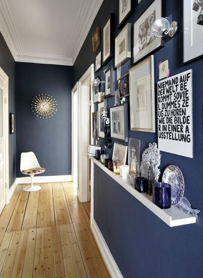 Thêm giá để khung ảnh Giá để khung ảnh là vật trang trí hoàn hảo cho những bức tường trống. Ngoài ra, bạn có thể cho đồ lưu niệm hay ảnh để tạo điểm nhấn cho hành lang.