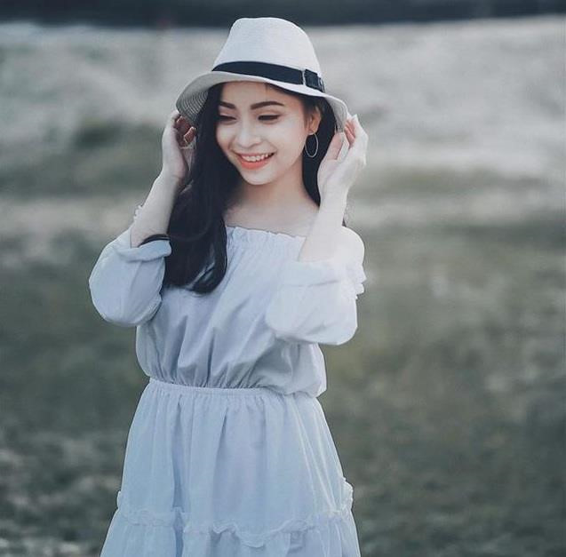 Nhật Lê - bạn gái Quang Hải - là một trong những nàng Wags nhận được nhiều sự quan tâm nhất từ người hâm mộ bóng đá. Khi mới nổi tiếng, cô là nữ sinh có ngoại hình ưa nhìn và phong cách thời trang nữ tính.