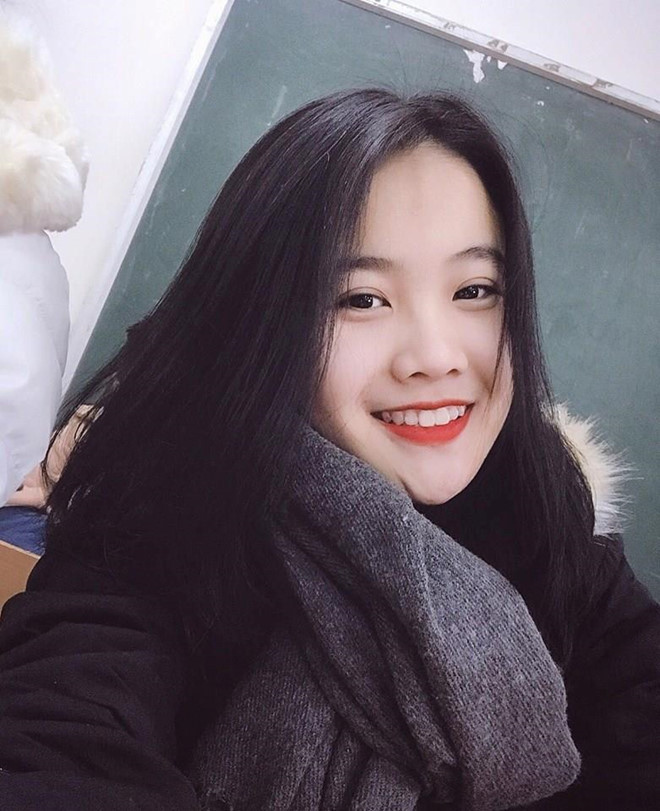 Đoàn Văn Hậu và bạn gái Hoàng Anh công khai yêu nhau vào đúng ngày sinh nhật cách đây một năm của nam cầu thủ. Người yêu Văn Hậu được khen xinh đẹp với gương mặt thanh tú, đôi mắt to tròn và nụ cười dễ mến.