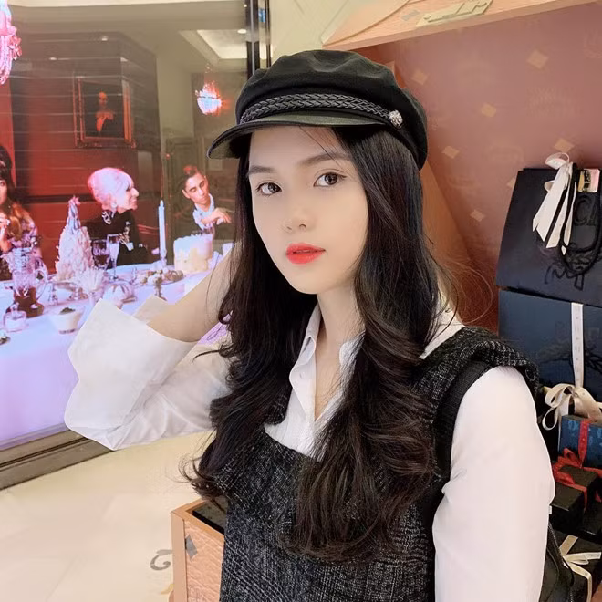 Sau hơn một năm, bạn gái cầu thủ Duy Mạnh vẫn trung thành với phong cách thời trang nữ tính, nhẹ nhàng và mái tóc dài uốn nhẹ. Cô có đôi chút thay đổi khi ngày càng chuộng lối trang điểm đậm.