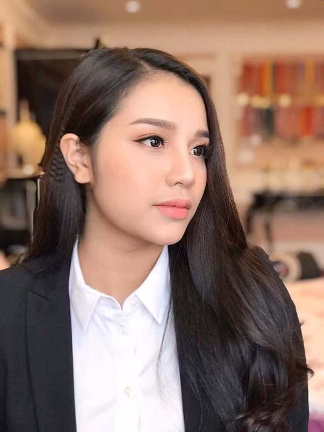 Trung vệ Bùi Tiến Dũng và bạn gái Khánh Linh công khai hẹn hò từ tháng 10/2018. Trong suốt khoảng thời gian yêu nhau, người yêu nam cầu thủ không có nhiều sự thay đổi. Cô nàng vẫn trung thành với phong cách trưởng thành, chững chạc, được khen ngợi xinh xắn và đẹp đôi bên Bùi Tiến Dũng.