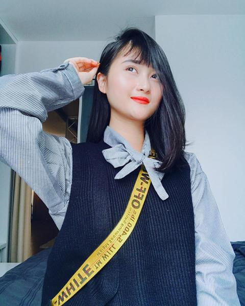 Thùy Dương được dân mạng chú ý khi công khai mối tình ngọt ngào hơn 4 năm với cầu thủ Huy Hùng. Cô nàng tốt nghiệp ĐH Sân khấu Điện ảnh được khen ngợi xinh đẹp và xứng đôi với tiền vệ sinh năm 1992.