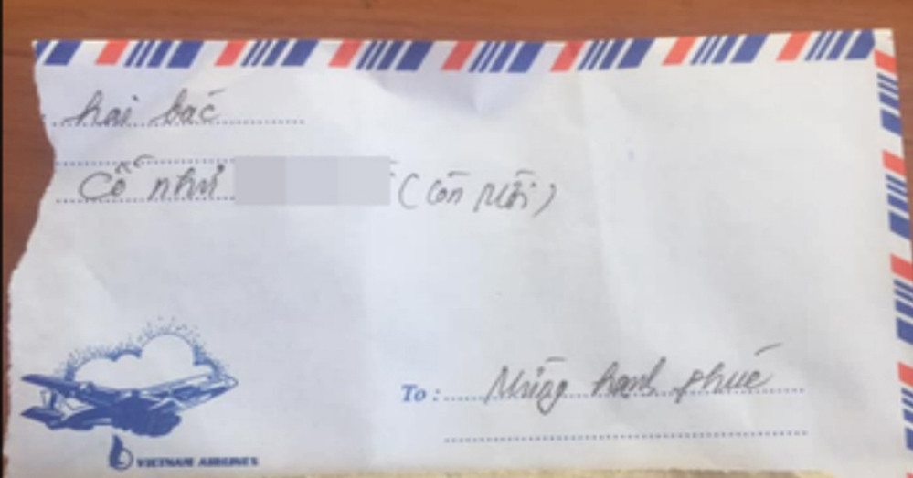 Khach di an cuoi mung dung 2000 dong kem loi le tho tuc gay phan no