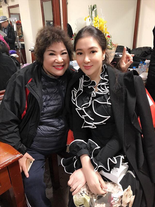 Năm 2018, khi xuất hiện tại hậu trường buổi ghi hình Táo quân 2018, diện mạo trẻ trung của cô được nhiều đồng nghiệp, khán giả khen ngợi. Trong hình, Nguyễn Thị Huyền chụp ảnh cùng nghệ sĩ Minh Vượng.