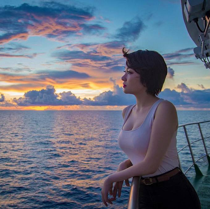 Hoa hậu Việt Nam 2004 từng ‘làm mới’ bản thân với kiểu tóc tém cá tính, tạo vẻ trẻ trung, năng động. Tuy nhiên, diện mạo này có phần lạ lẫm so với hình ảnh Nguyễn Thị Huyền đằm thắm, thanh lịch đã in sâu trong tiềm thức khán giả nhiều năm qua.