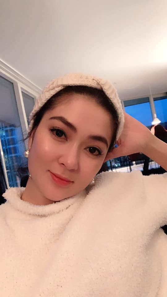 Ở tuổi 33, nhan sắc của Hoa hậu Việt Nam 2004 gần như chẳng vương nét thời gian, trái lại còn mặn mà, đằm thắm, quyến rũ hơn. Cô vẫn giữ trọn vẹn nét đẹp Á Đông với khuôn mặt đầy đặn và không chạy theo bất kỳ xu hướng phẫu thuật thẩm mỹ nào. Làn da mịn màng, căng bóng, không chút khuyết điểm cũng là yếu tố giúp mỹ nhân sinh năm 1985 trông trẻ trung, tràn đầy sức sống. Phần lớn những lần xuất hiện trước công chúng, Nguyễn Thị Huyền đều chọn kiểu trang điểm nhẹ nhàng, thanh lịch.