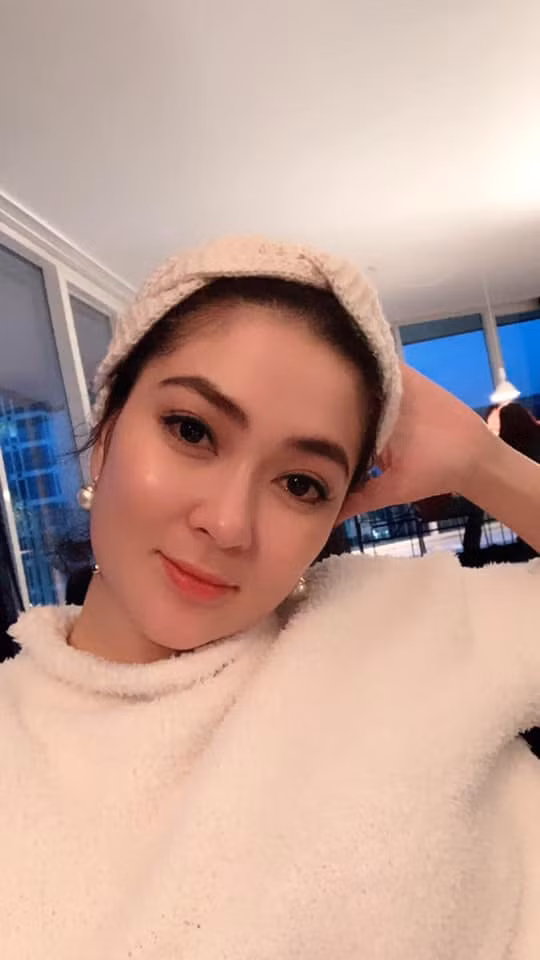 Ở tuổi 33, nhan sắc của Hoa hậu Việt Nam 2004 gần như chẳng vương nét thời gian, trái lại còn mặn mà, đằm thắm, quyến rũ hơn. Cô vẫn giữ trọn vẹn nét đẹp Á Đông với khuôn mặt đầy đặn và không chạy theo bất kỳ xu hướng phẫu thuật thẩm mỹ nào. Làn da mịn màng, căng bóng, không chút khuyết điểm cũng là yếu tố giúp mỹ nhân sinh năm 1985 trông trẻ trung, tràn đầy sức sống. Phần lớn những lần xuất hiện trước công chúng, Nguyễn Thị Huyền đều chọn kiểu trang điểm nhẹ nhàng, thanh lịch.